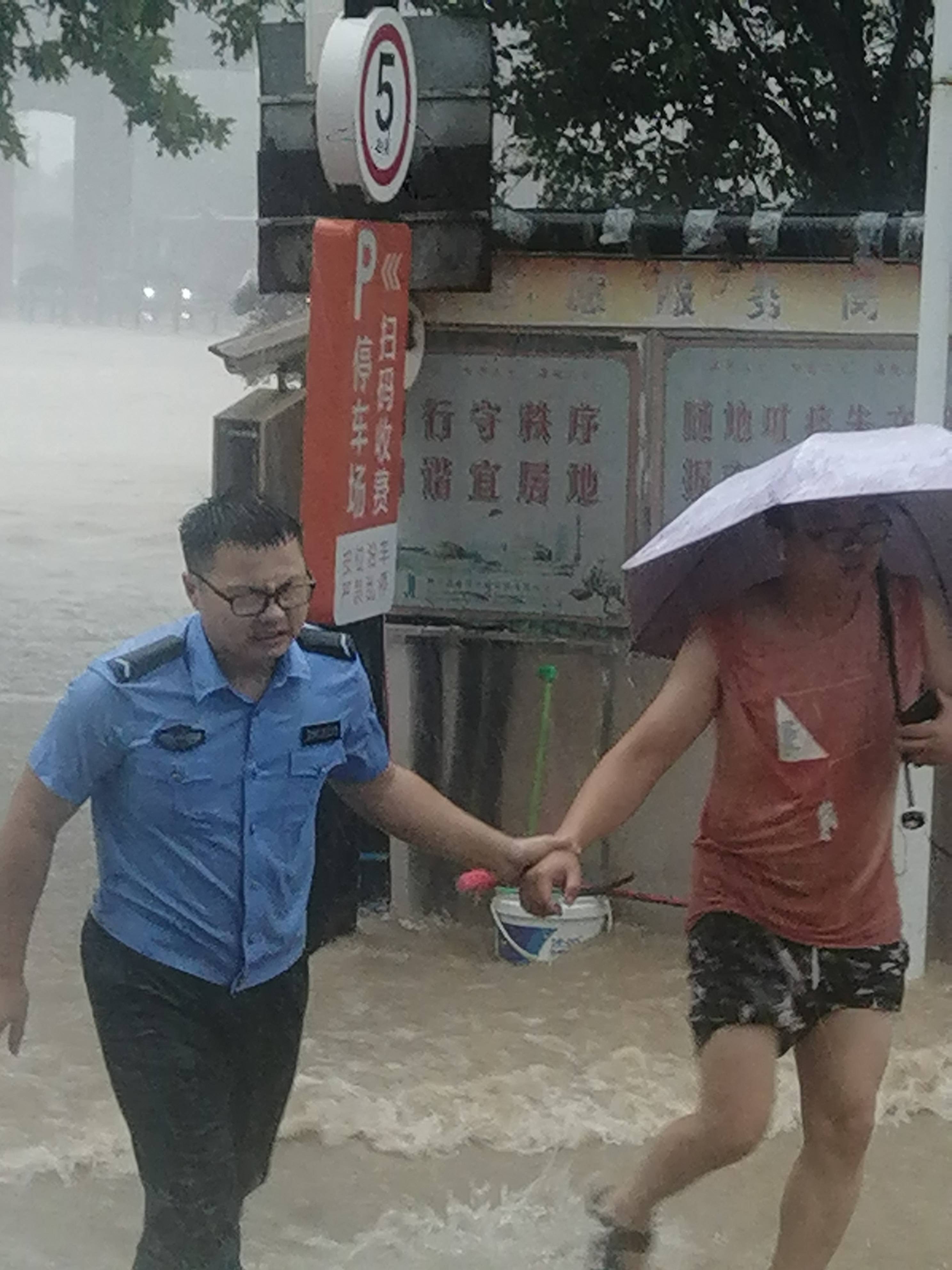 暴雨中的郑州人民警察