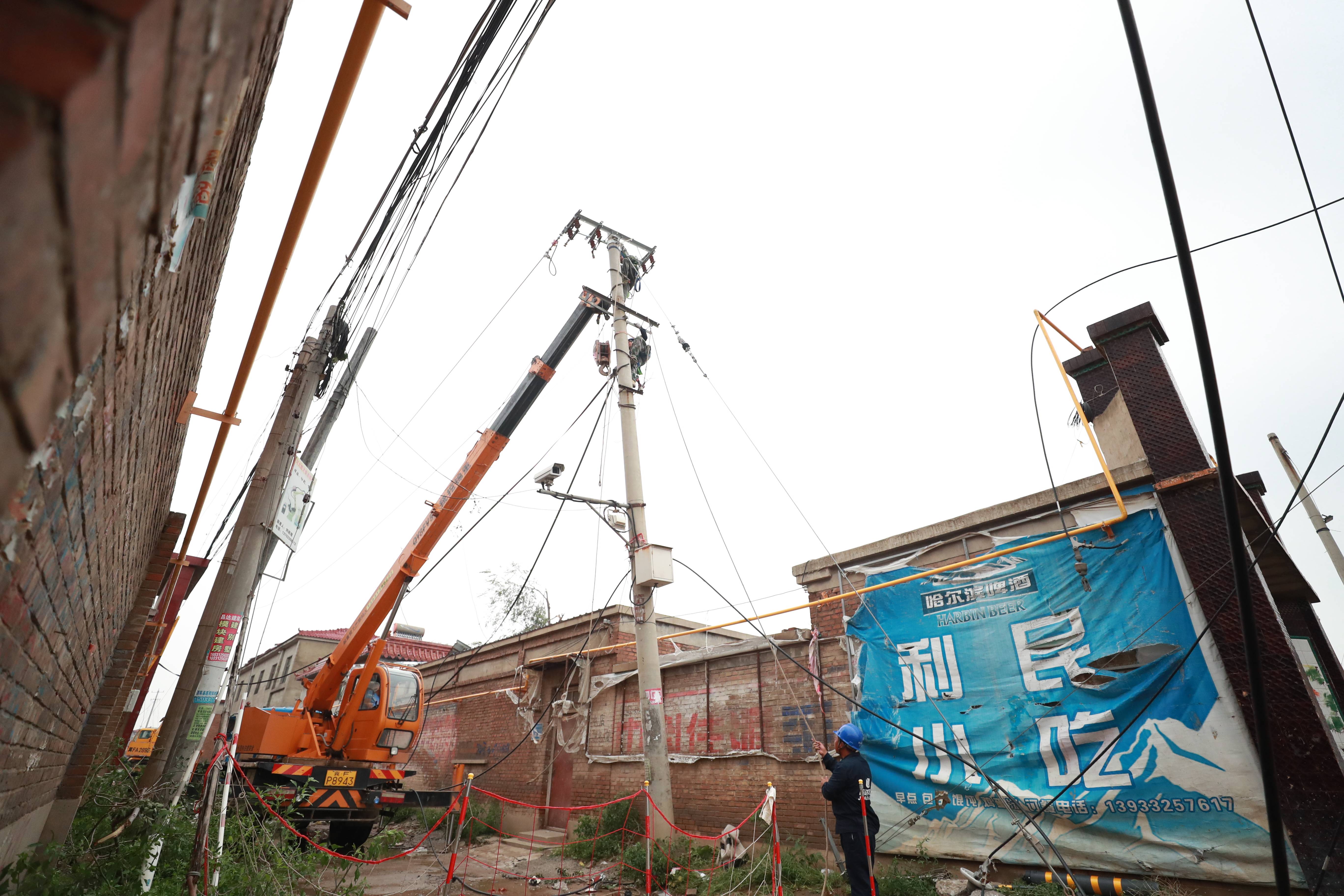 河北保定供电公司持续抢修龙卷风导致受损电力线路