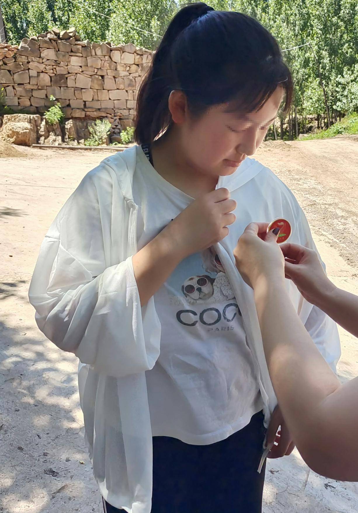 临沂姐妹老屋被树撞塌小妹妹独居险被砸志愿者一句话救了她