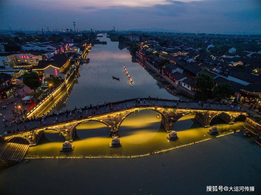 位于京杭大运河上的浙江塘栖古镇广济桥两侧的夜景(2015年9月24日).