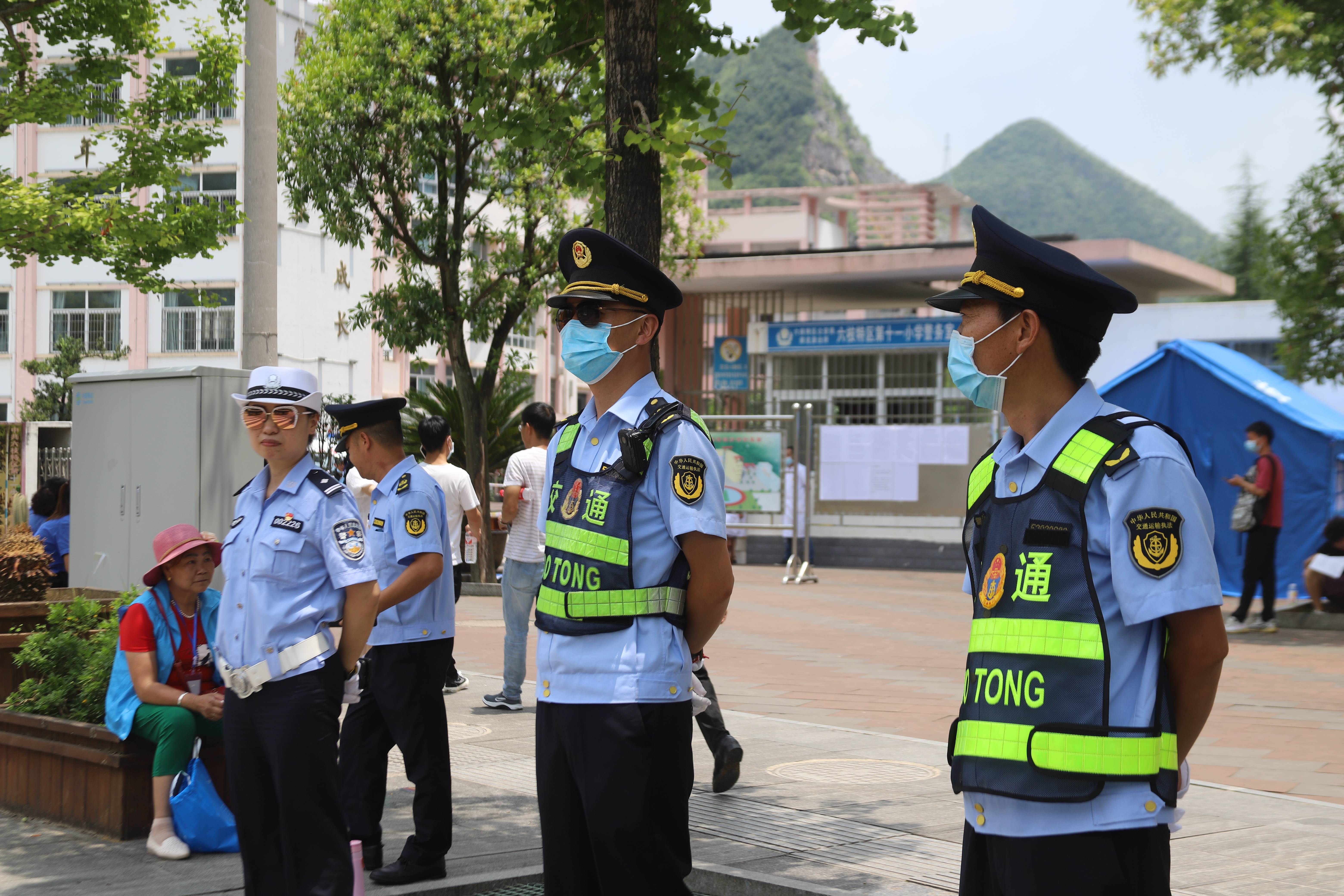 在考试维护期间,全体执勤人员严格遵守《交通运输行政执法人员风纪