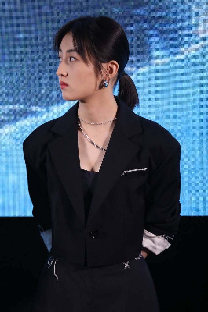 张子枫黑色短西服加过膝半裙轻熟甜美