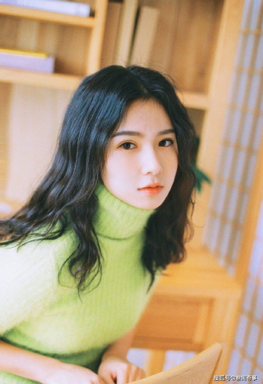 穿绿色柔软毛衣的御姐美女美腿私房照片