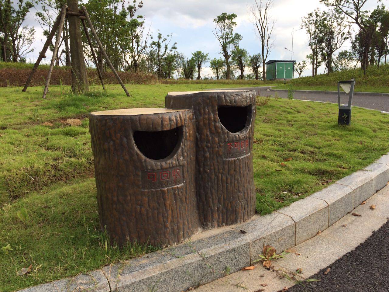 广东新农村建设水泥仿树皮垃圾桶价格