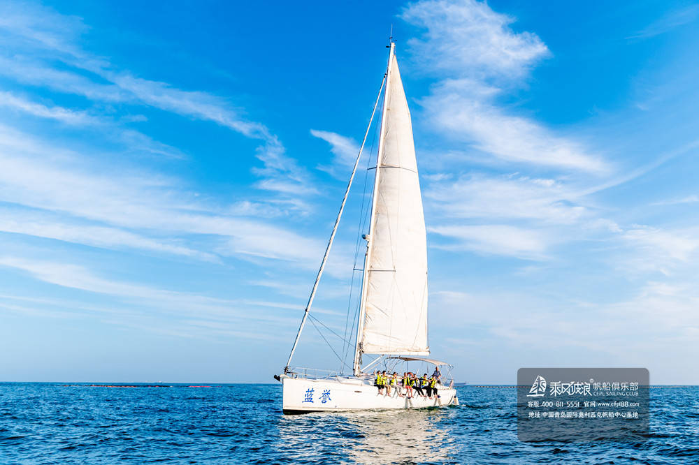 青岛是帆船之都,除了岸上看风景,其实也可以到海上,乘坐帆船,扬帆远航