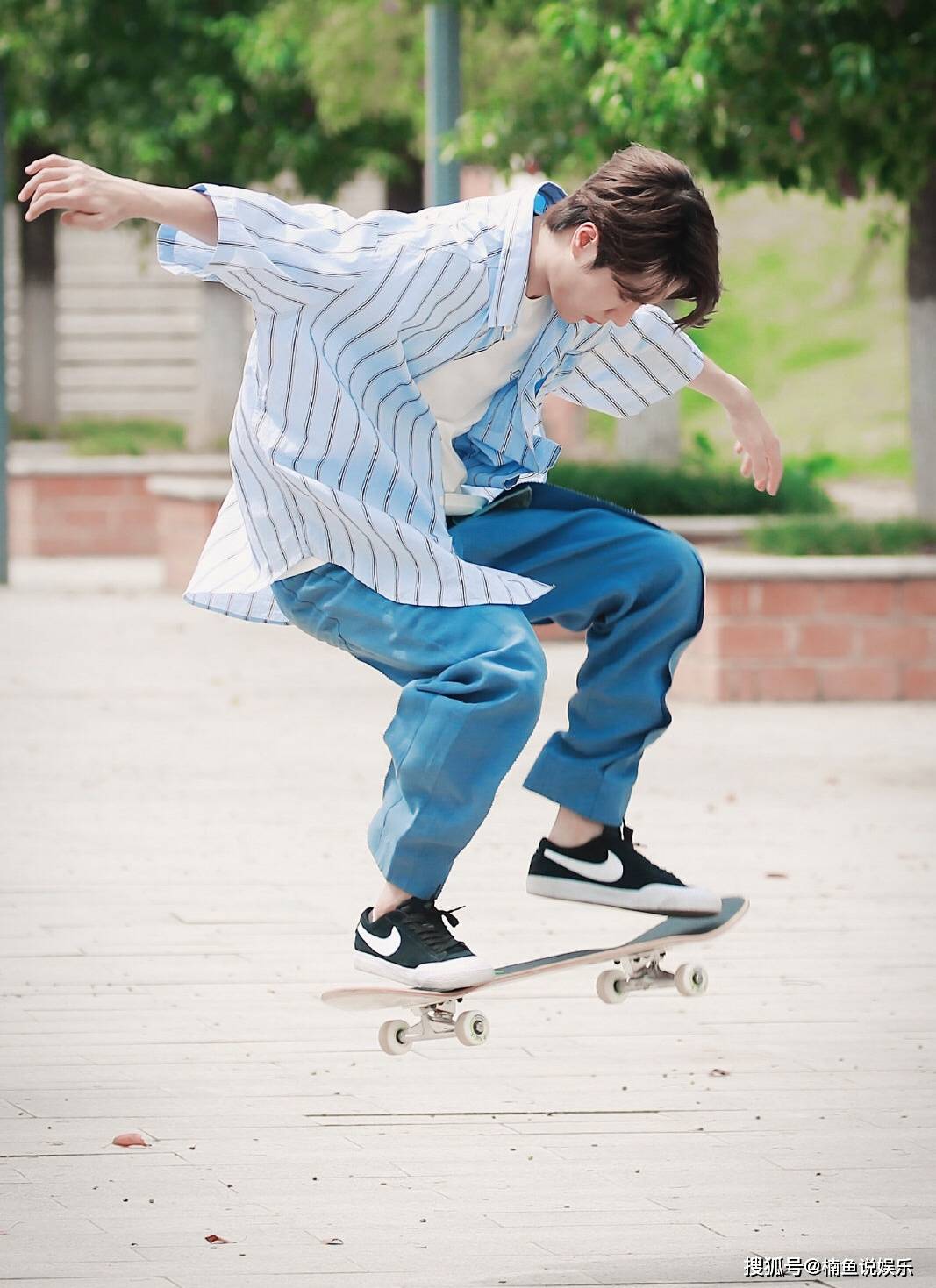 原创24岁王一博又帅出圈了,穿条纹衬衫玩滑板,活力少年感好喜欢