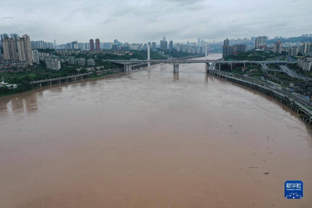 受持续强降雨影响,长江上游支流嘉陵江出现超警戒水位洪水,重庆市