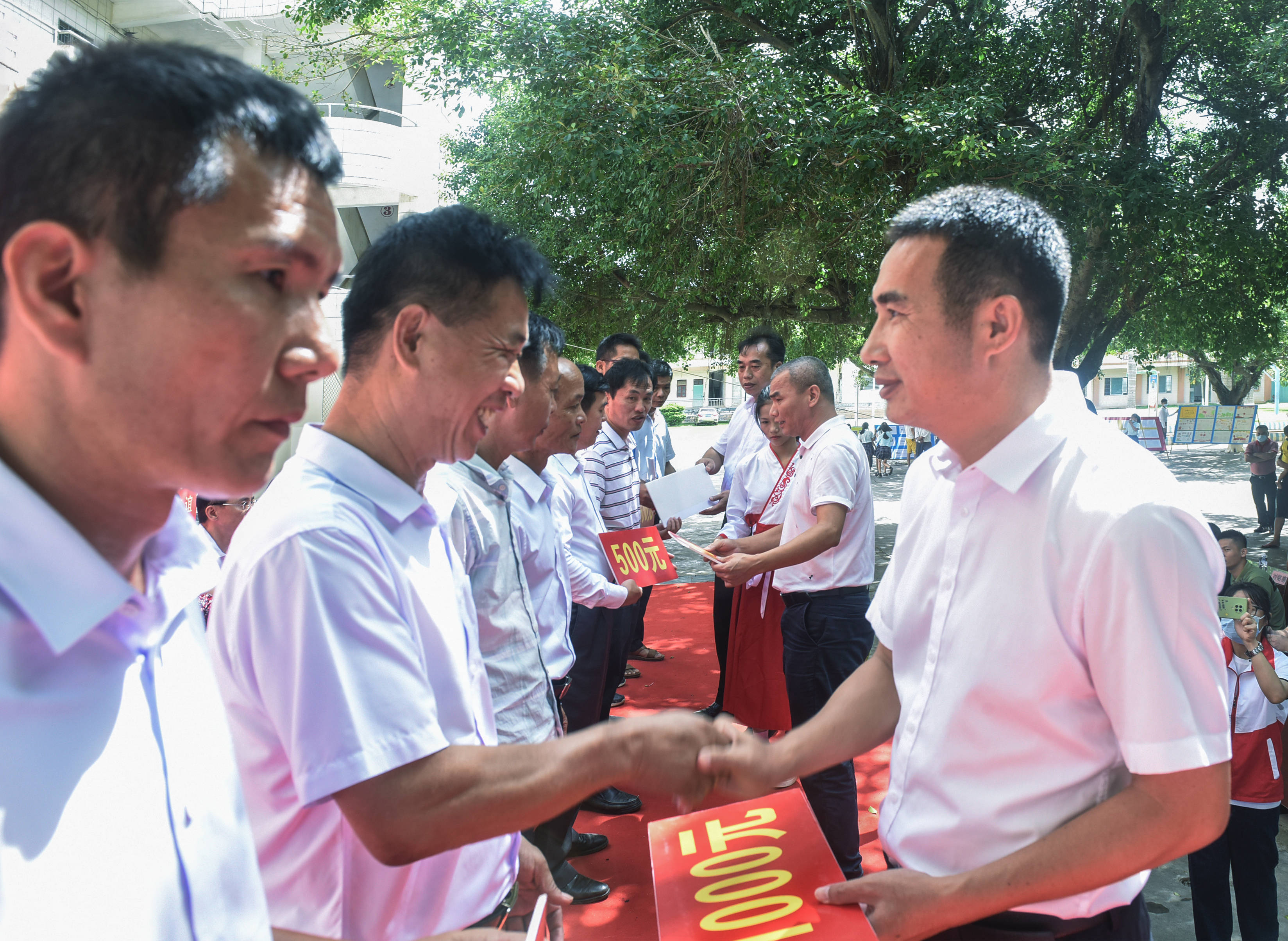 湛江雷州市唐家乡亲联谊会表彰224名师生 10年捐资400