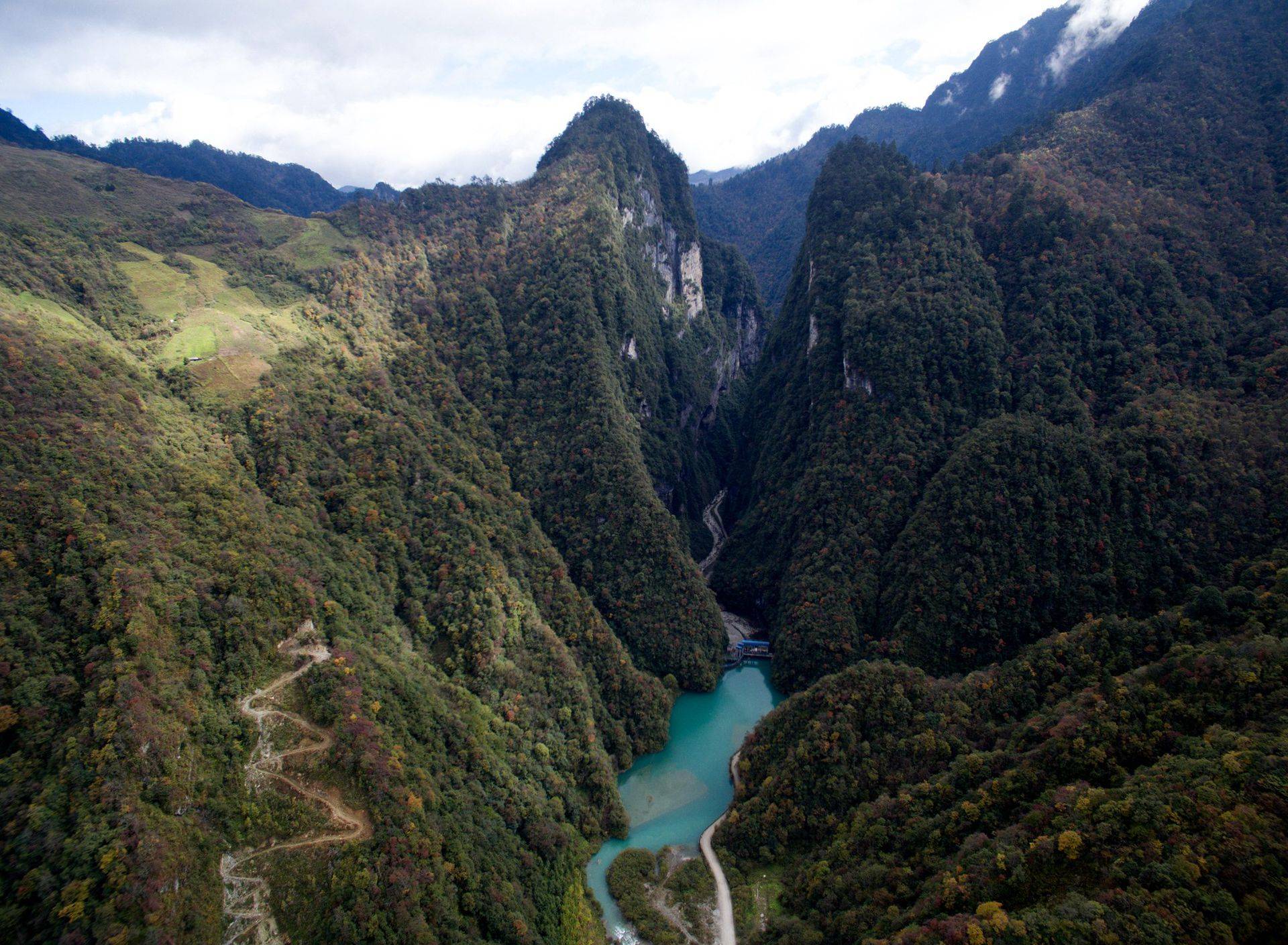 东拉山大峡谷风景区地处四川省雅安市宝兴县陇东镇境内,集典型的峡谷