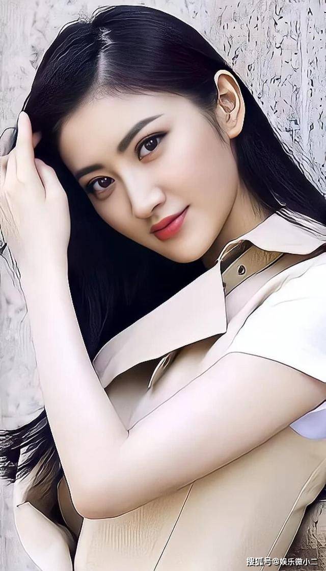 景甜肤白面美身材好!