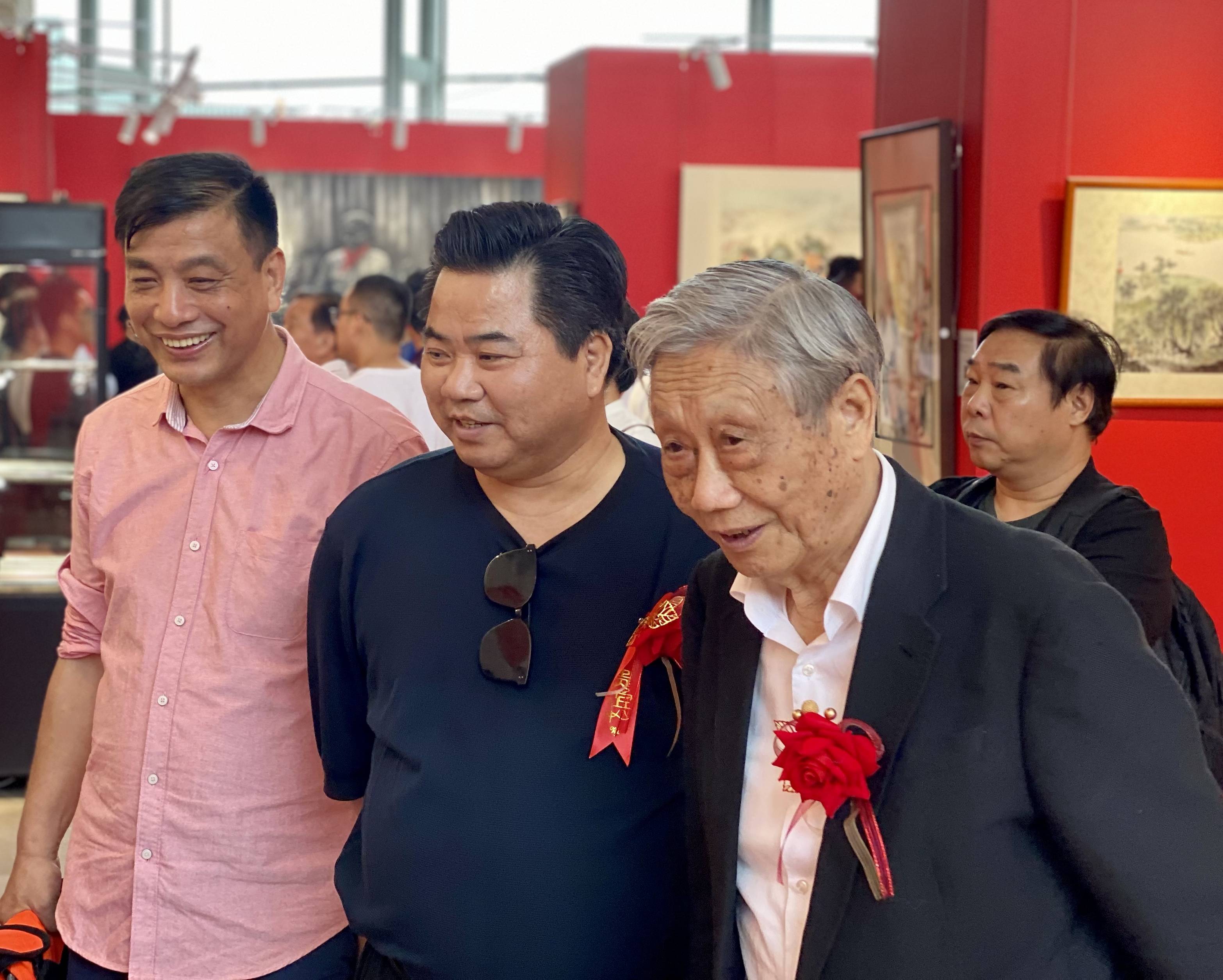 他是山水画大家,其画立意高远,是当代画坛的代表人物!_朱祖国