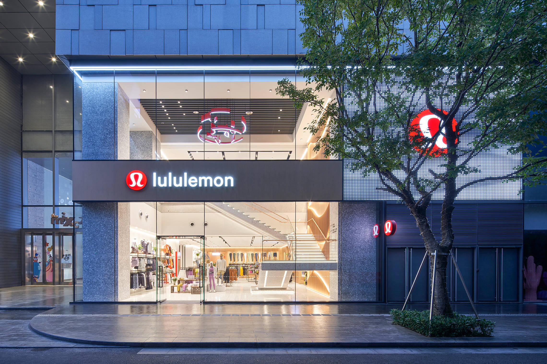 lululemon深圳万象天地店焕新亮相,华南最大门店重装开业