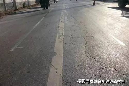 沥青路面出现大面积细微网裂应该怎样处理?_裂缝_拌和