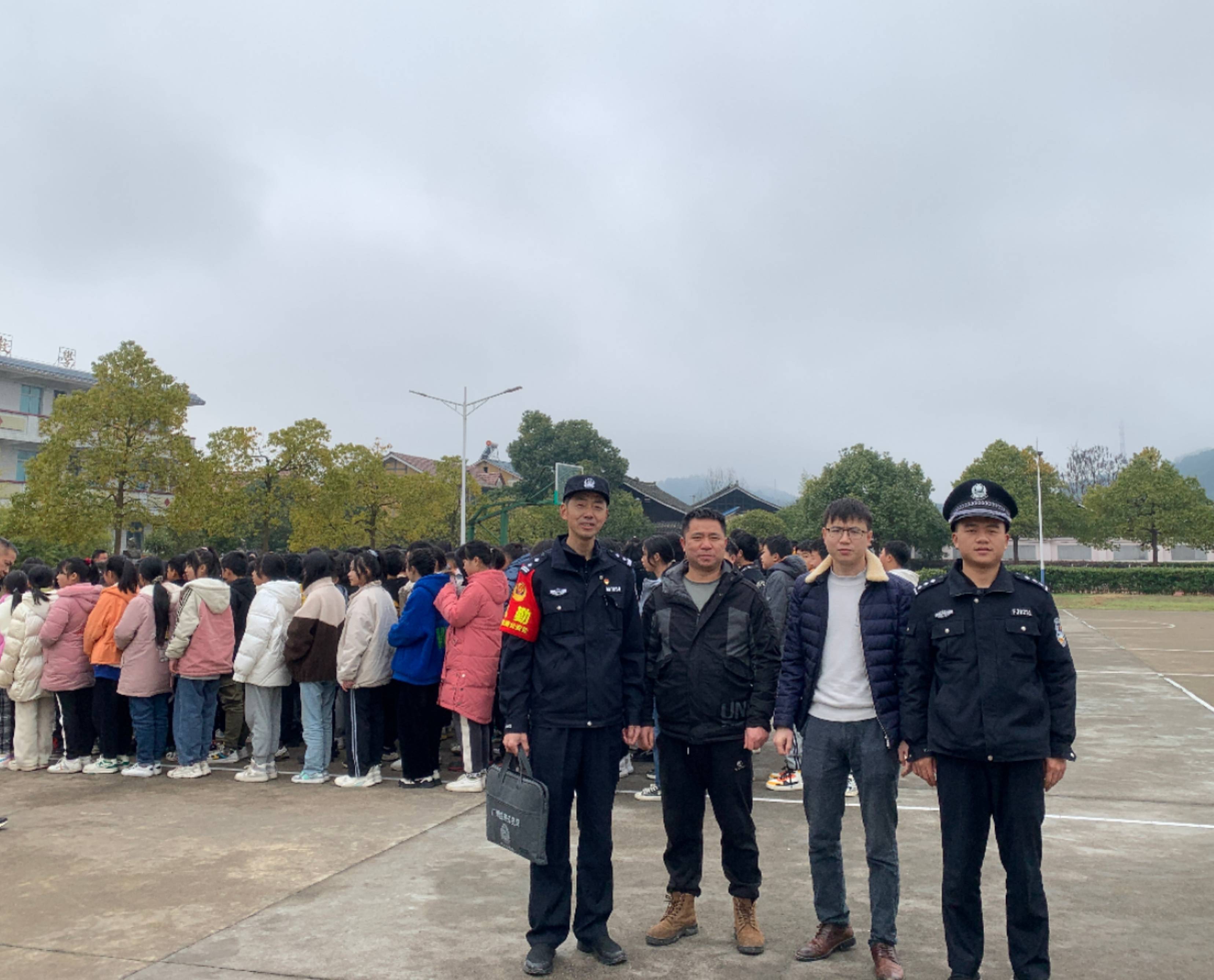 怀铁靖州站民警保一方平安_铁路_工作_居民