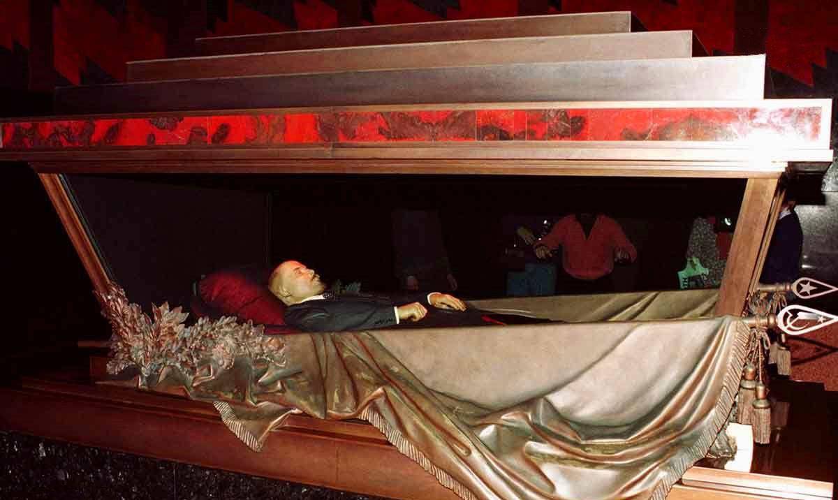 因此在他死后,其遗体被放入红场列宁墓的水晶棺中,接受世人的缅怀瞻仰