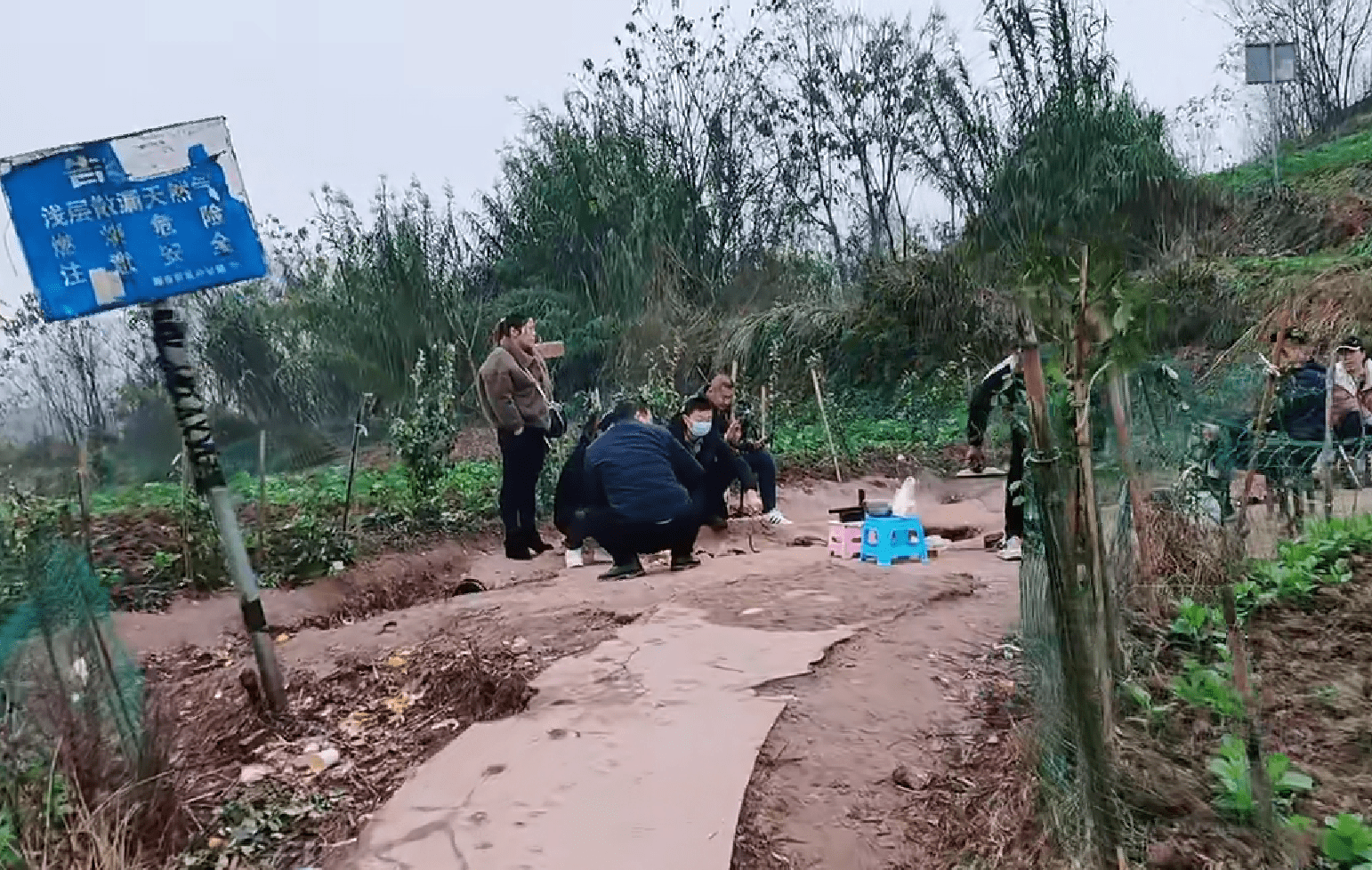 重庆长寿新市街道火地村,地面冒火60年从未间断很多游客前来观看_地火