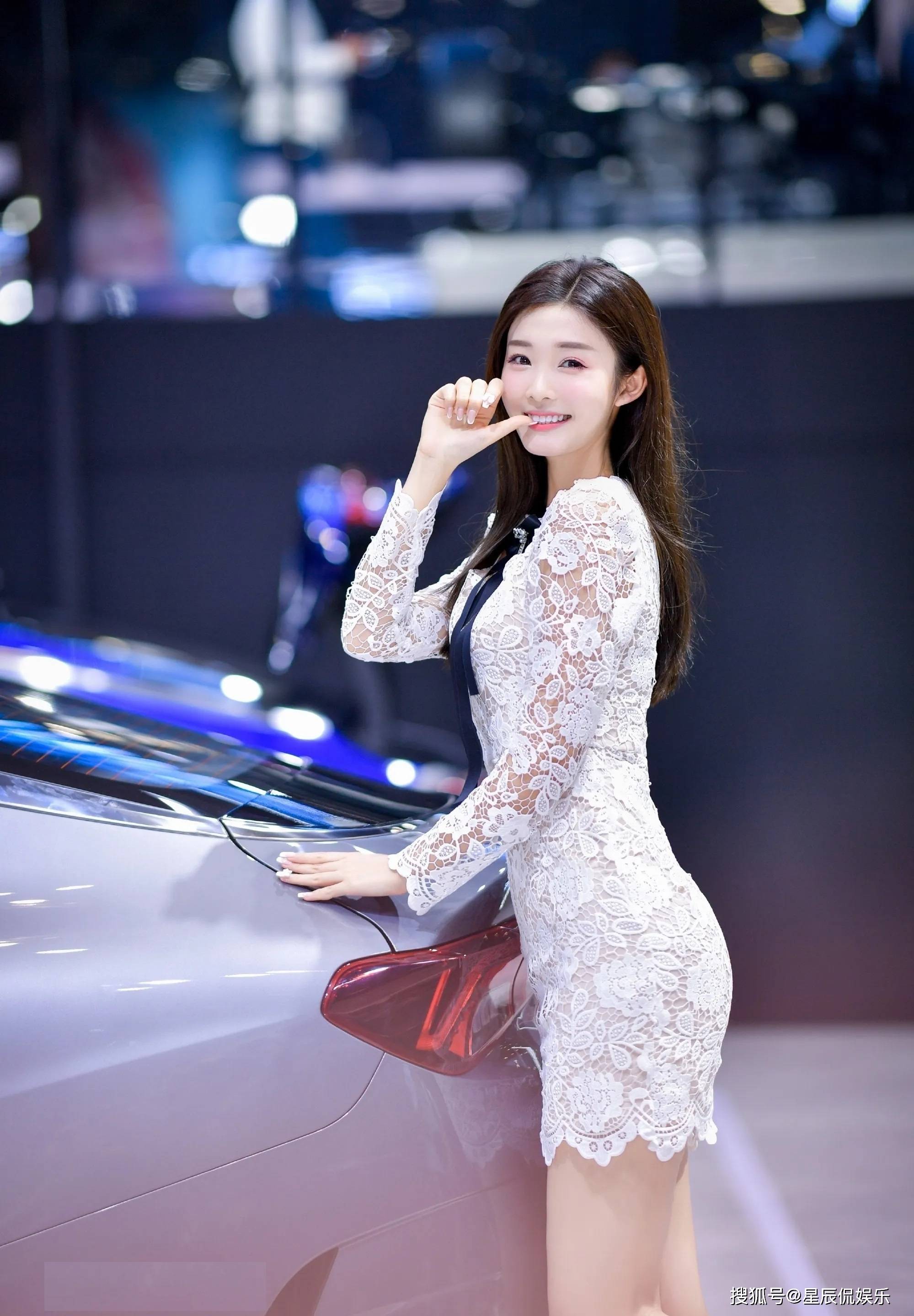 甜美车模女神李凉凉