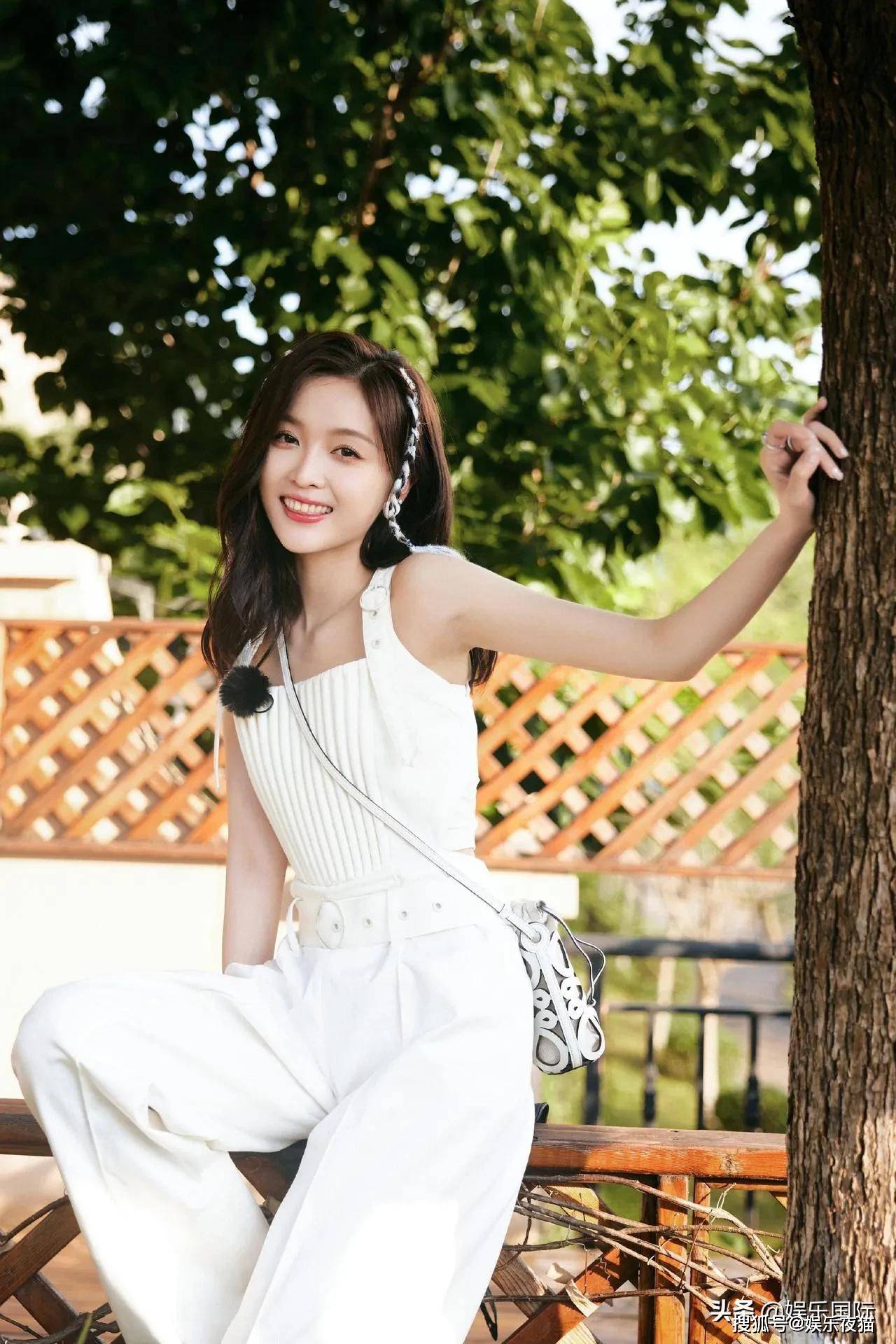 吴宣仪白色系编发造型出镜甜美可人清新而不失性感-沐风文化