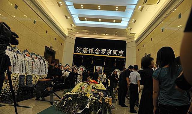 一尘不染的铜像罗京墓碑旁修了一座铜像,铜像一直非常干净,因为有很多