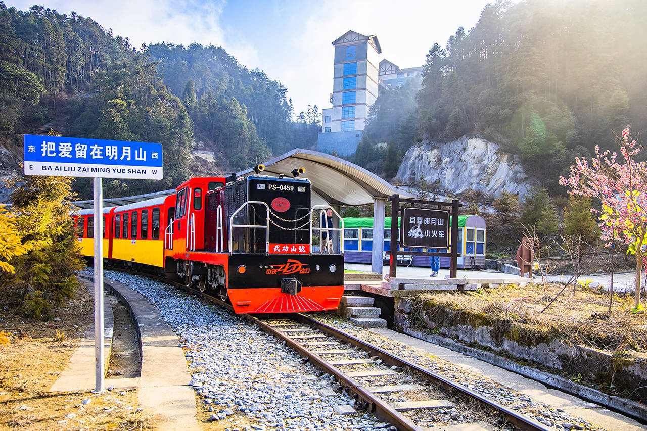 冬游江西，在明月山云海之上滑雪，泡摄生硒温泉水脉温泉