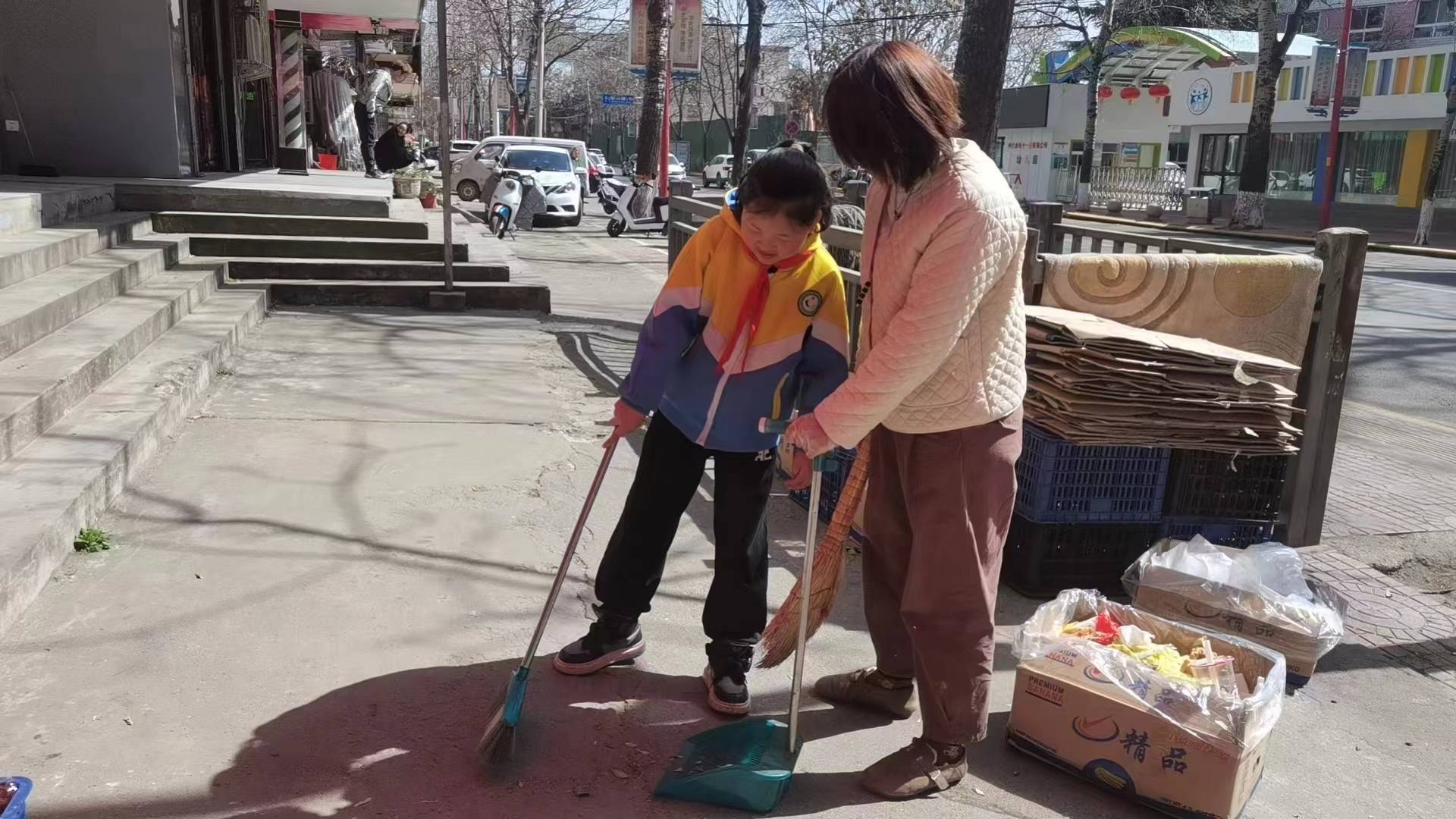 大手拉小手 文明一路走——三门峡市第六小学助力市全国文明城市创建工做