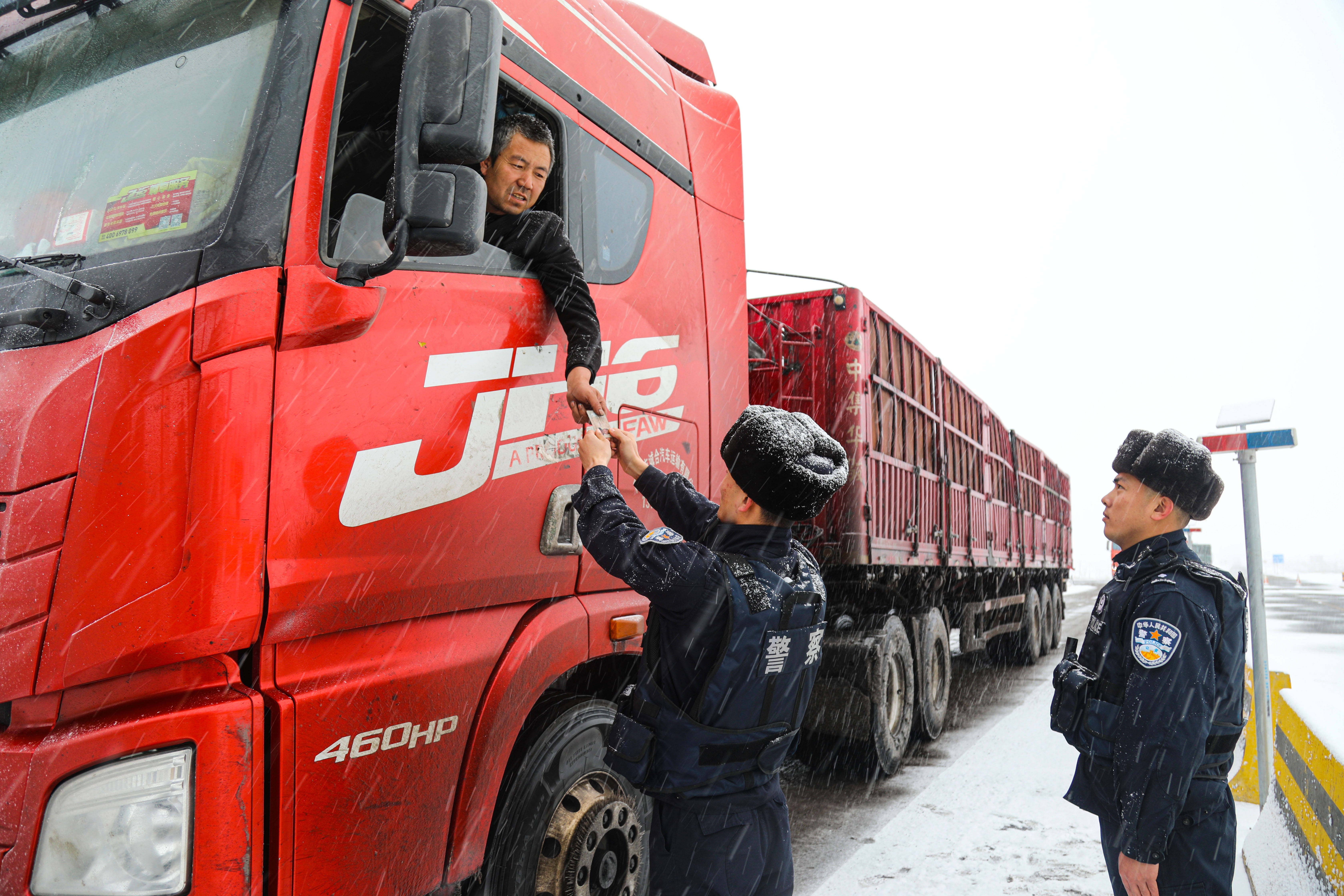 新疆阿勒泰：四月雪“警”执勤保不变