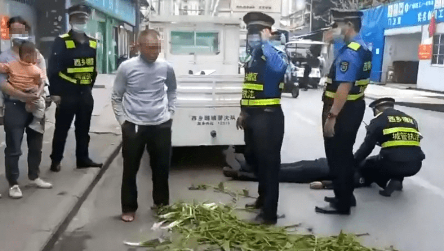 城管与商户大妈起冲突倒地被质疑假摔 网友：碰瓷式执法