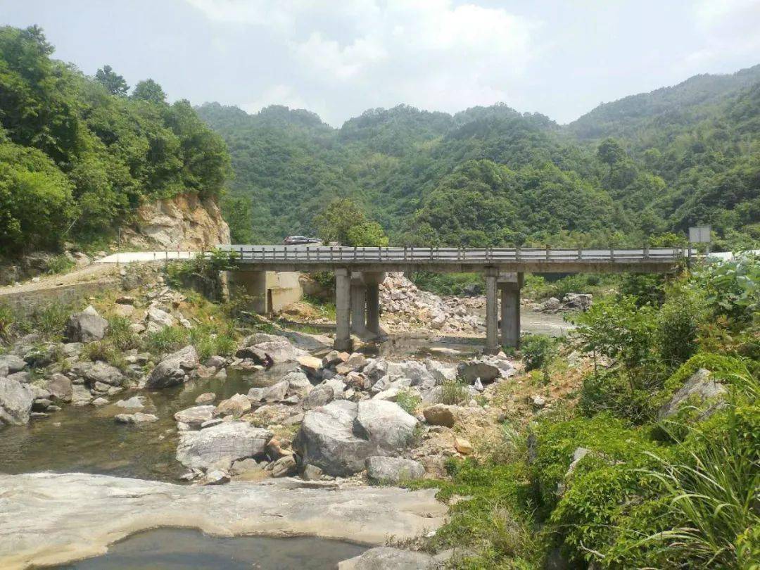 帮扶新建张畈村王河大桥查看水毁工程王河大桥近景张畈村新时代文明