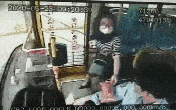 无锡36路公交车上的这一幕._手机搜狐网