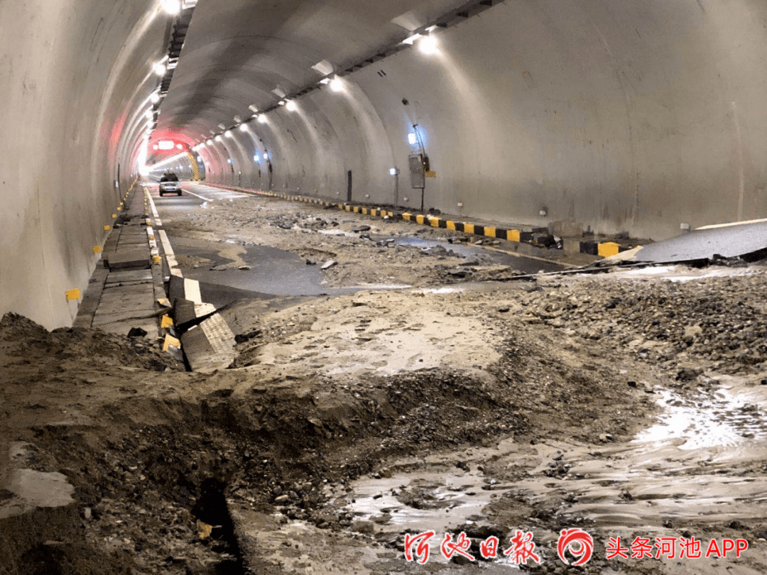 连降大雨导致河百高速金洞隧道内发生塌方过往司机请绕行