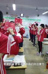 高三|看着看着就哭了......高三老师穿小熊服“扭”进教室