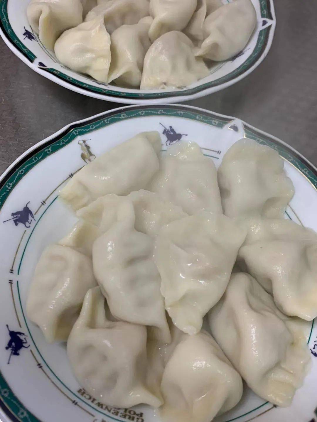 除了蔬菜皮的水饺,当然东北传统的水饺味道也是杠杠的,来展示成品