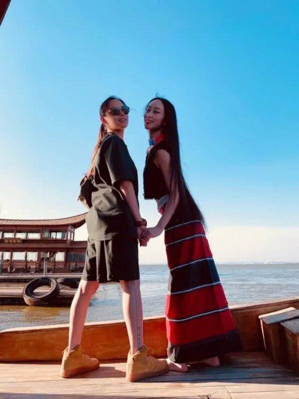 杨丽萍女徒弟水月结婚与同性爱人激情热吻粉丝祝福满满