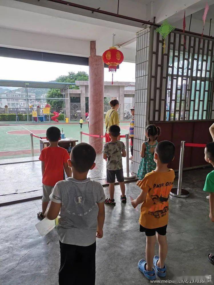 离园时,小朋友们排队等候家长.