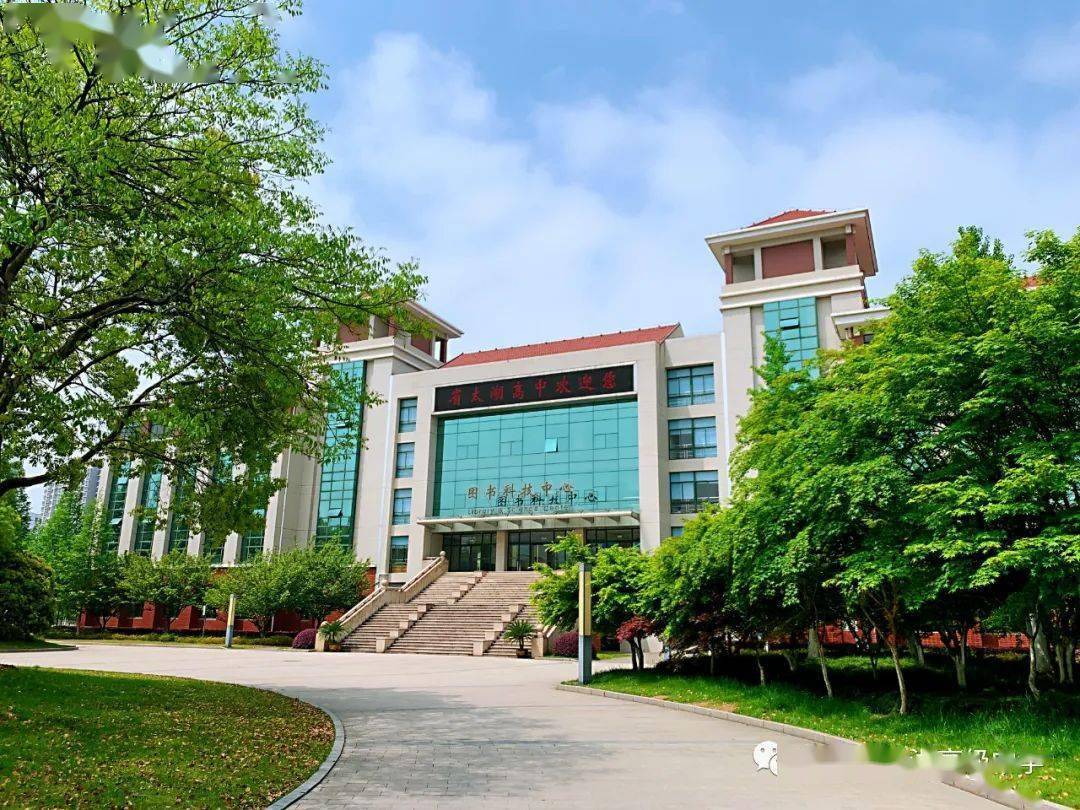 地点:江苏省太湖高级中学图书科技中心.