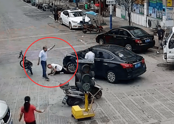 温州街头车祸!男子被卷入车底…监控拍下这一幕