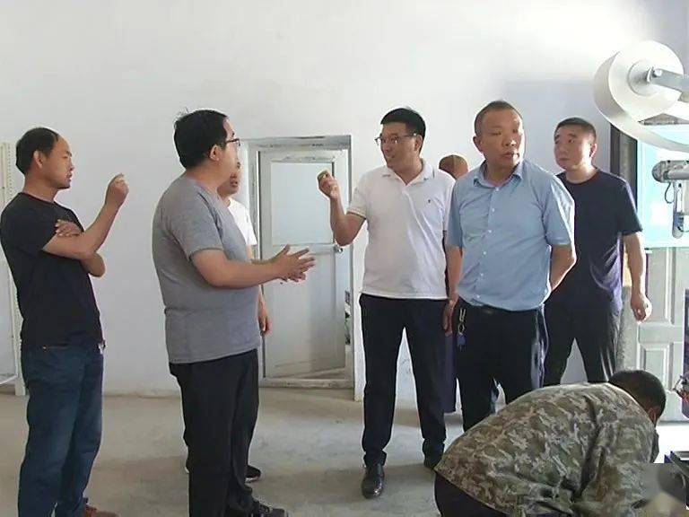 任小广督导扶贫产业和农村人居环境改善工作