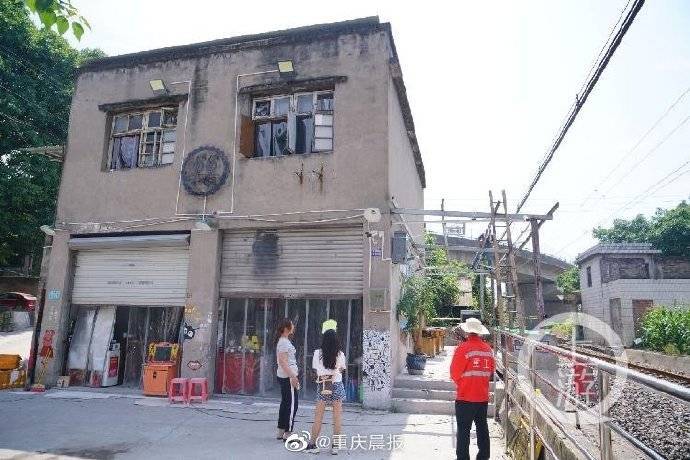 边吃火锅边看火车的重庆网红火锅店 外场拆了！