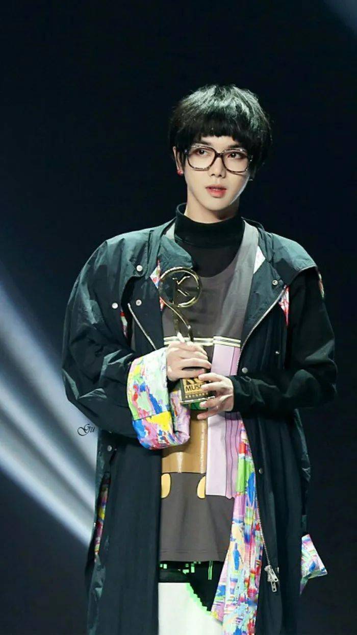华晨宇,花花,喜欢花花的可以快来呀.手机壁纸锁屏.