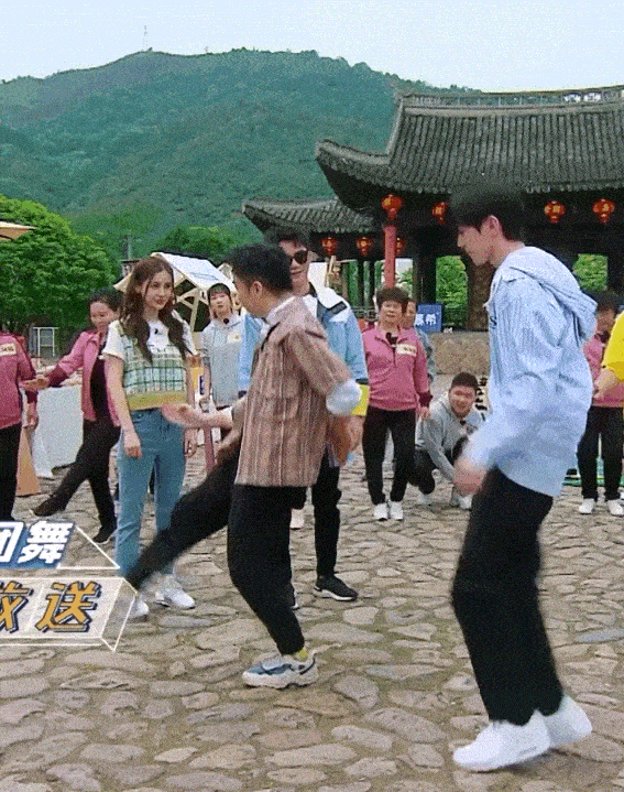 《奔跑吧》蔡徐坤和杨迪斗舞 挑战女团舞直呼