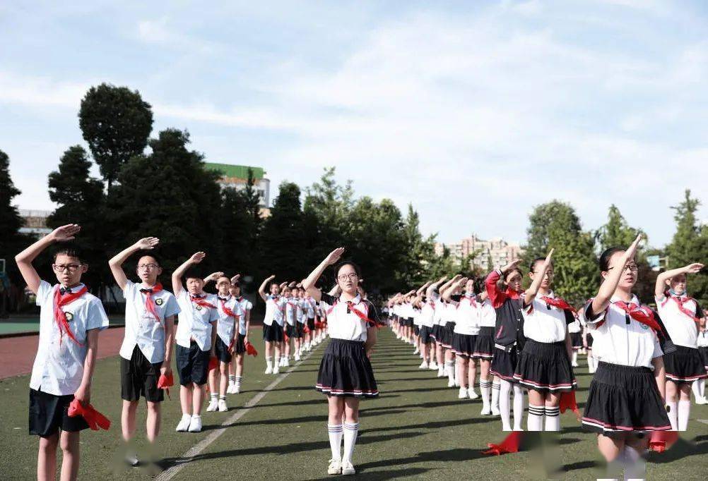 感恩 传承 筑梦——都江堰市光明团结小学一年级入队仪式暨六年级毕业