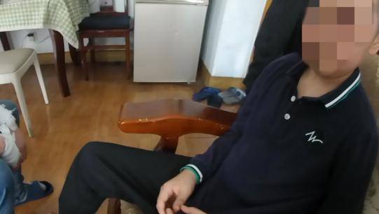 为了玩手机,熊孩子拿剪刀两次戳伤老爸!这件事上家长不能马虎