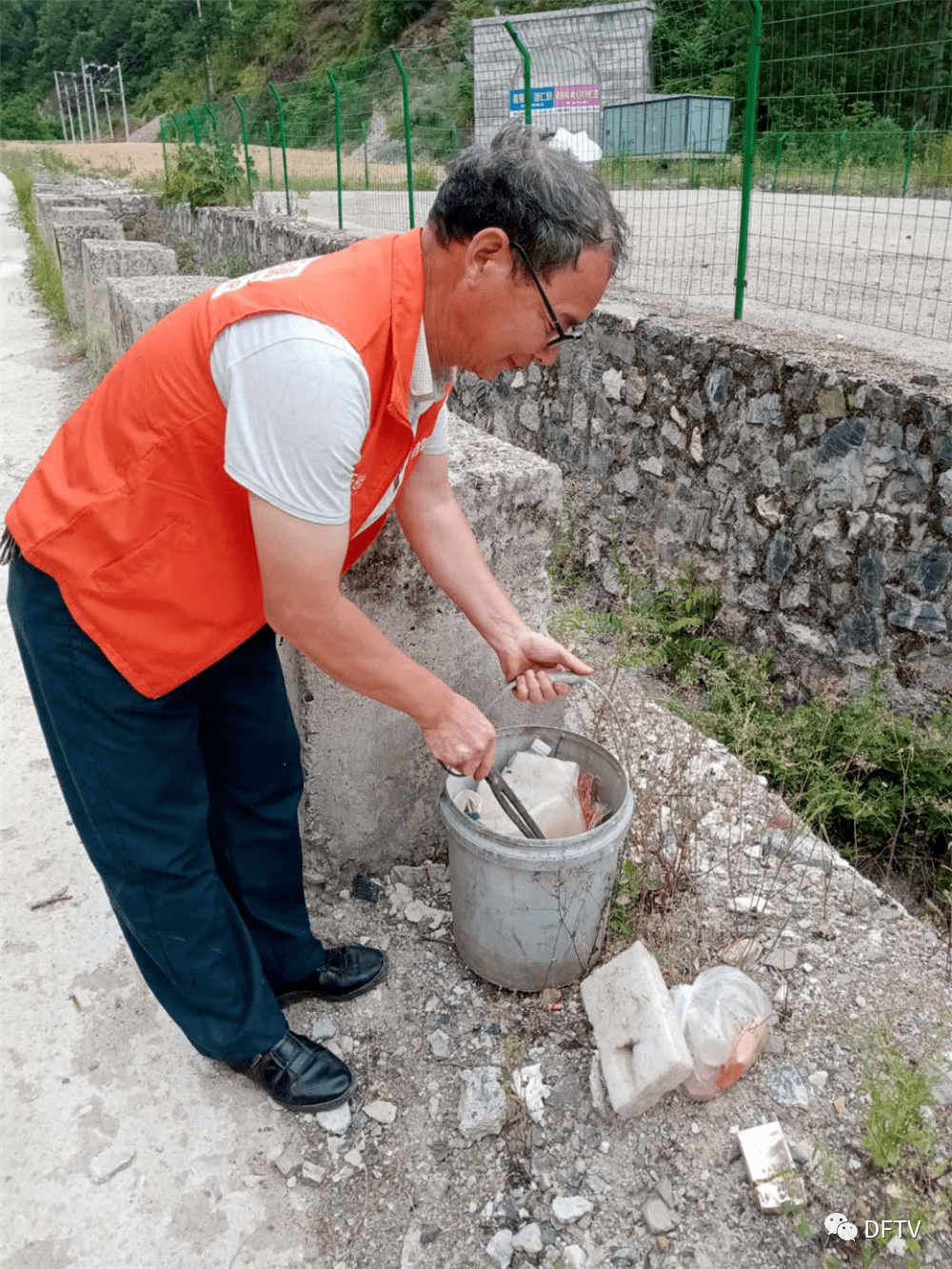花瓶子镇人口_瓶子素描