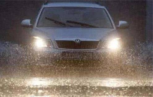 周公解梦，梦见发洪水淹没小车的深层寓意与心理解析