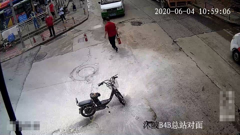 乘客|天河一辆电动车突然起火，热心公交车长不到2分钟紧急灭火