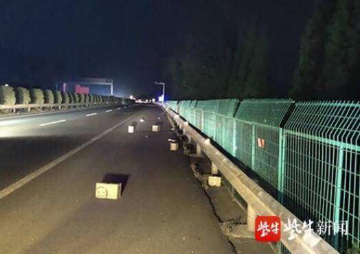 公司|扎心了，这是主人正翘首期待的呀，高速交警“捡”到多个邮政快递箱