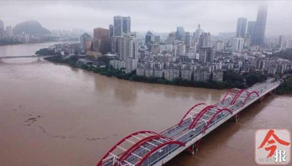 军民|“超警”洪峰过后，柳江河水位下降，军民挑灯奋战忙清淤