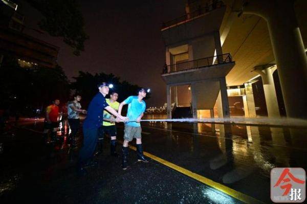 军民|“超警”洪峰过后，柳江河水位下降，军民挑灯奋战忙清淤