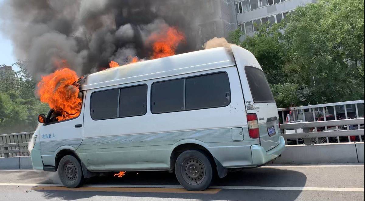 中路|北京南三环中路洋桥附近一辆金杯车起火