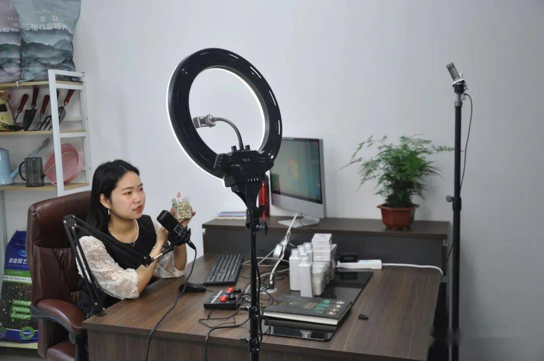 首饰直播间现场直播 15a77b06ffa843c48b03eb848e5b4e42.jpeg